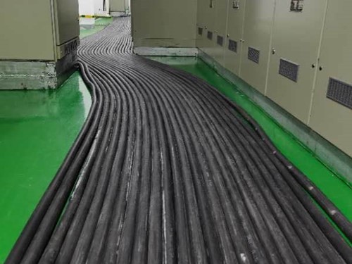 贺兰如何根据理论计算公式计算温度对特定电压测量结果的影响？